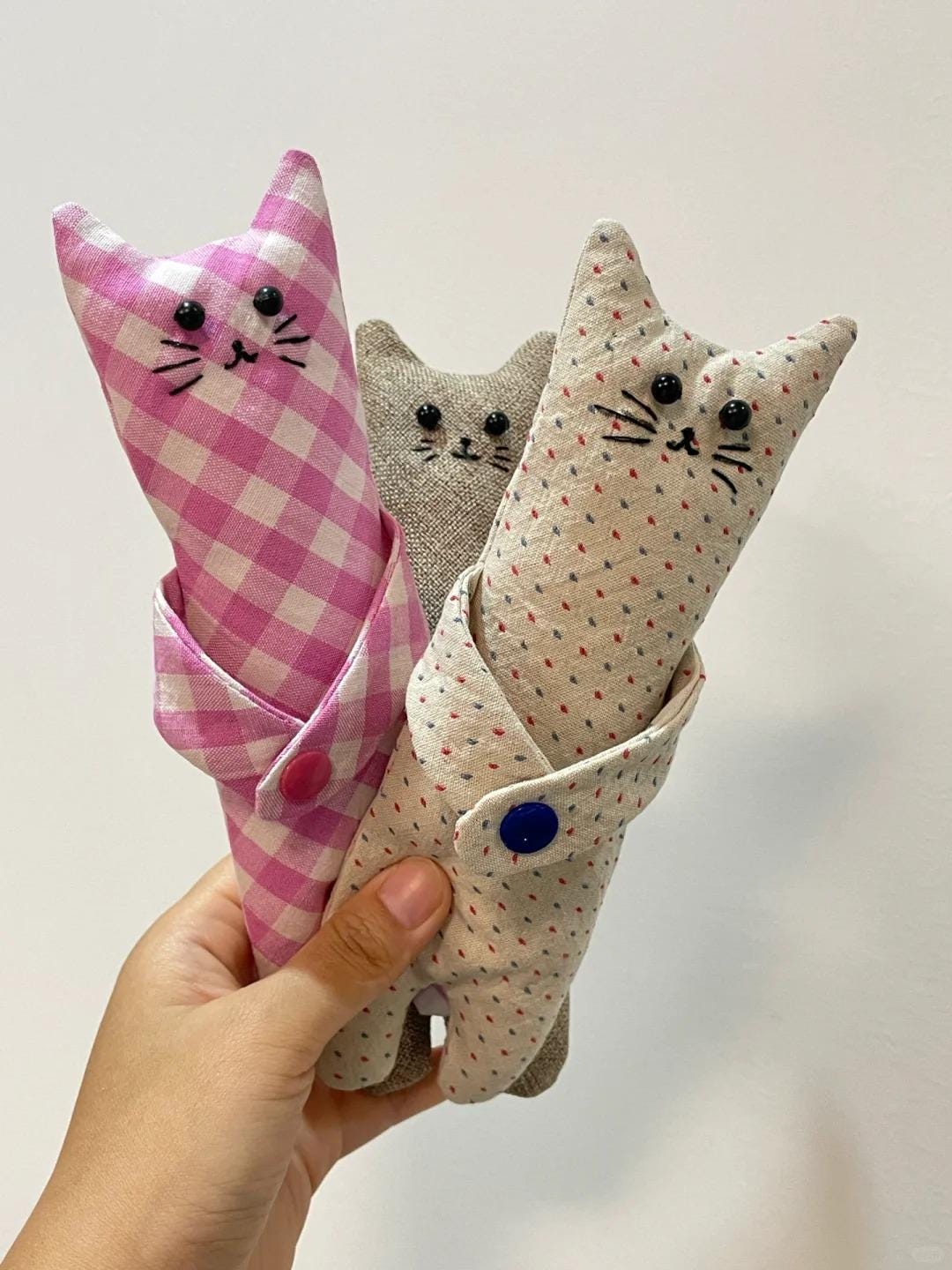 Hugging Cat Plush Sewing Pattern PDF | Black Cat Stuffed Animal DIY with tutorail | Fluffy Toy | Cat Plush | Curtain Tieback | Cute Decor