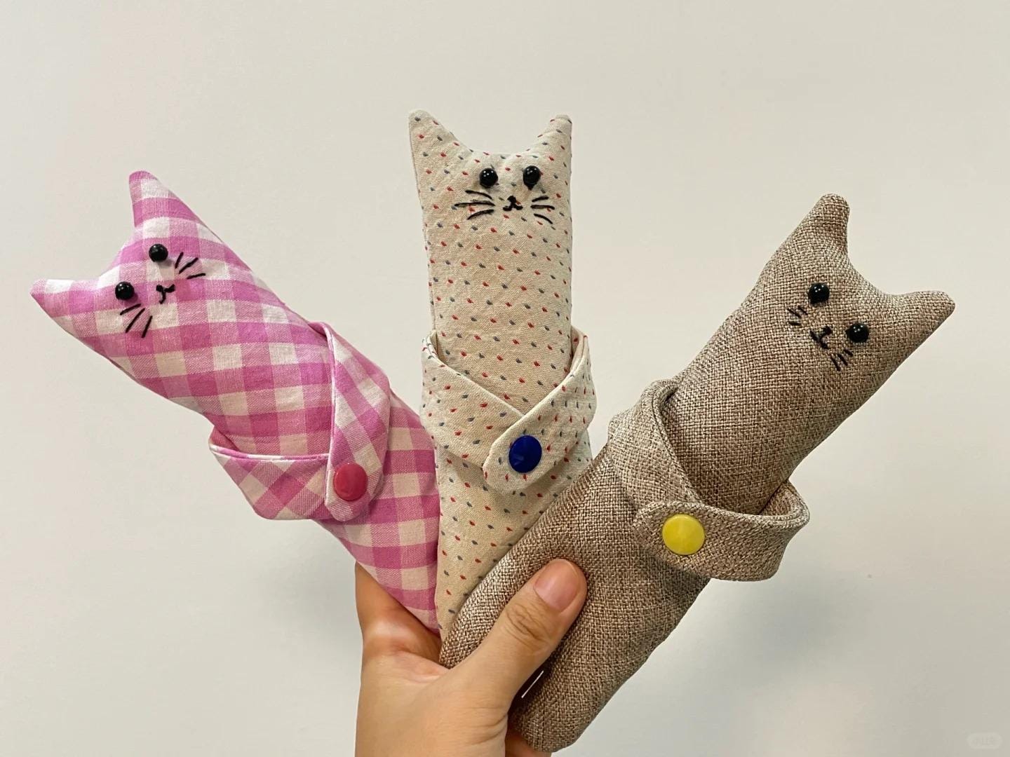 Hugging Cat Plush Sewing Pattern PDF | Black Cat Stuffed Animal DIY with tutorail | Fluffy Toy | Cat Plush | Curtain Tieback | Cute Decor